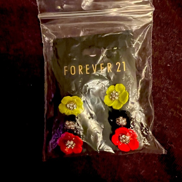 Forever 21-3 sets of women’s earrings - Picture 2 of 3